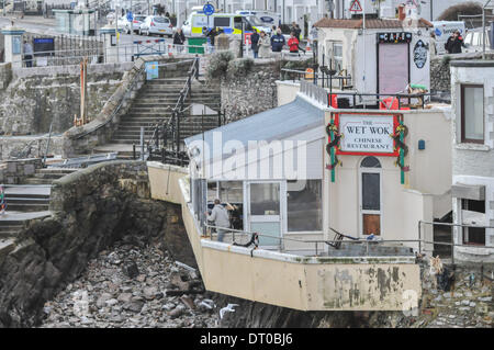 Plymouth,Devon, Regno Unito, 05 febbraio, 2014. Le difficili condizioni atmosferiche ha colpito la Plymouth Hoe, male danni building & business lungo la Plymouth Hoe. Il Wok umido gravemente danneggiato. Non sembra esservi alcun termine per il maltempo con forti venti previsioni per il fine settimana. Credito: Sean Hernon/Alamy Live News Foto Stock