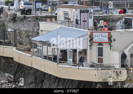 Plymouth,Devon, Regno Unito, 05 febbraio, 2014. Le difficili condizioni atmosferiche ha colpito la Plymouth Hoe, male danni building & business lungo la Plymouth Hoe. Il Wok umido gravemente danneggiato. Non sembra esservi alcun termine per il maltempo con forti venti previsioni per il fine settimana. Credito: Sean Hernon/Alamy Live News Foto Stock