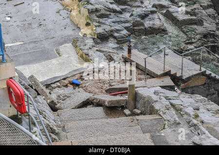 Plymouth,Devon, Regno Unito, 05 febbraio, 2014. Le difficili condizioni atmosferiche ha colpito la Plymouth Hoe, male danni building & business lungo la Plymouth Hoe. Lastre di granito strappato. Non sembra esservi alcun termine per il maltempo con forti venti previsioni per il fine settimana. Credito: Sean Hernon/Alamy Live News Foto Stock