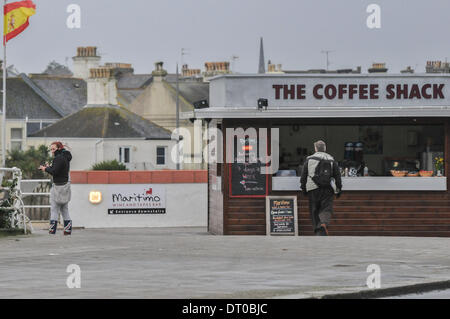 Plymouth,Devon, Regno Unito, 05 febbraio, 2014. Le difficili condizioni atmosferiche ha colpito la Plymouth Hoe, male danni building & business lungo la Plymouth Hoe. Attività come di consueto. Non sembra esservi alcun termine per il maltempo con forti venti previsioni per il fine settimana. Credito: Sean Hernon/Alamy Live News Foto Stock