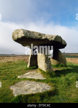 Lanyon Quoit, Cornovaglia: Neolitico camera di sepoltura al terminale N di un basso tumulo lungo il quale presenta resti di sepoltura ciste in corrispondenza della sua estremità S Carn Galva L. posteriore Foto Stock