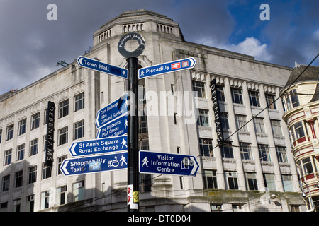 Indicazioni stradali per diverse destinazioni. Segni e indicazioni per Manchester ubicazioni in Piccadilly Gardens, Manchester, Regno Unito, Europa, UE Foto Stock