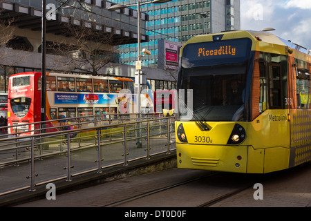 Tram M5000 3030 Metrolink  trasporto pubblico con autobus e tram, tram, filobus, filobus, filobus a Piccadilly Gardens, Manchester, Regno Unito Foto Stock