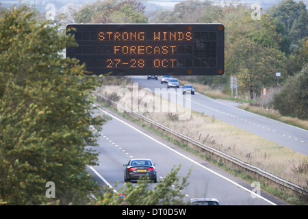 Autostrada segno di avvertimento fornendo informazioni per i conducenti sulla A1(M) in Cambridgeshire. Foto Stock