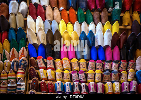 Oriental marocchino pantofole sul display in Fez Foto Stock