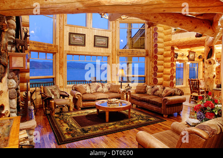 L'interno di un moderno log cabin raffigurante il lusso in mezzo a un arredamento rustico. Foto Stock