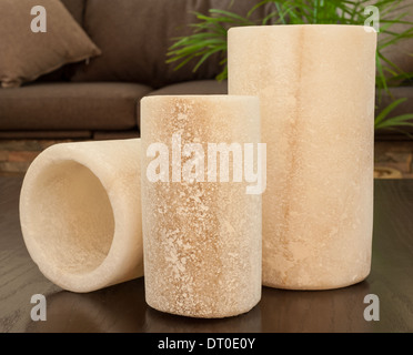 Vasi decorativi e fiori con concetto di arredamento interno sul davanzale,  ancora vita bella vaso con fiori secchi. Il concetto di comfort e casa Foto  stock - Alamy