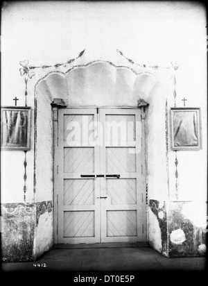 Porta dall'interno Chiesa al di fuori del tribunale di missione di San Luis Rey de Francia, California, ca.1908 Foto Stock