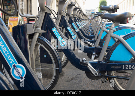 Barclays sponsorizzato Londra Boris Biciclette parcheggiate in un rango. Foto Stock