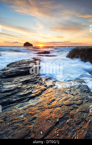 La luce del sole che riflette sulle rocce al Trebarwith Strand Foto Stock