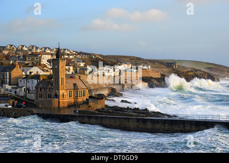 Le tempeste invernali la generazione di onde alte a Porthleven Foto Stock