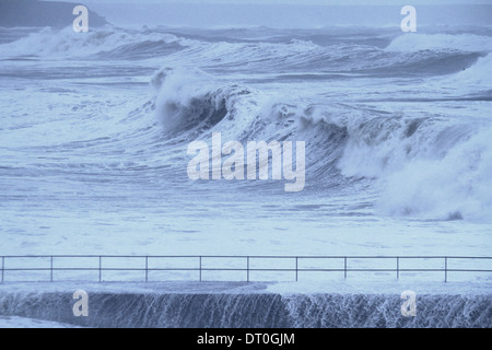 Enorme ondata avvicinando Porthleven, Cornwall Foto Stock