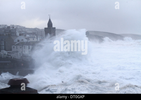 Onde gigantesche crash contro Porthleven provocando danni a edifici e affondare almeno quattro barche nel porto. Cornovaglia 5/2/14 Foto Stock