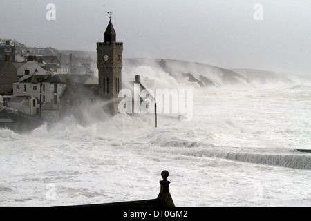 Onde gigantesche crash contro Porthleven provocando danni a edifici e affondare almeno quattro barche nel porto. Cornovaglia 5/2/14 Foto Stock