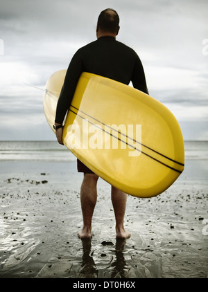 Massachusetts USA uomo di mezza età surfer New England Rockport Beach Foto Stock