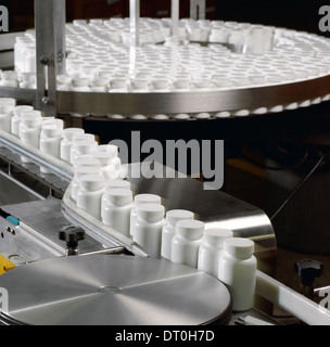 Preparazione delle bottiglie da etichettare in un prodotto farmaceutico impianto di lavorazione. Foto Stock