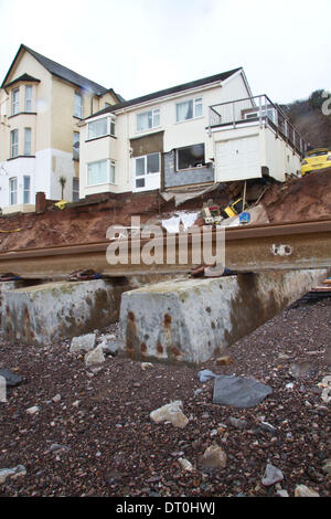 Dawlish, Devon, Regno Unito. 5 febbraio 2014. Danneggiato la linea ferroviaria a Dawlish. Alta Marea onde ha infranto il muro del mare e gravemente danneggiato la via. Credito: nidpor/Alamy Live News Foto Stock