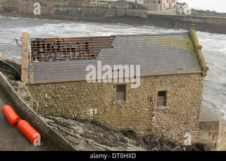 Porthleven, Cornwall, Regno Unito . 05 feb 2014. La vecchia stazione di salvataggio con il suo tetto fracassato. Non sembra esservi alcun termine per il maltempo con forti venti previsioni per il fine settimana. Credito: Bob Sharples Alamy/Live News Foto Stock