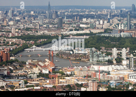 Vista aerea di Londra guardando verso est lungo il fiume Tamigi verso Westminster e la City of London Foto Stock