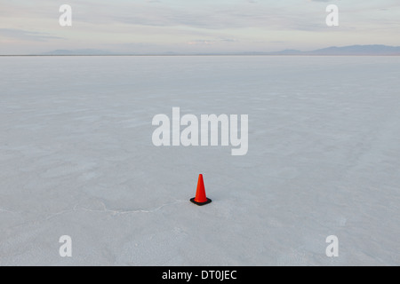 Bonneville Salt Flats in Utah USA singolo cono di traffico saline marcatore per veicoli Foto Stock