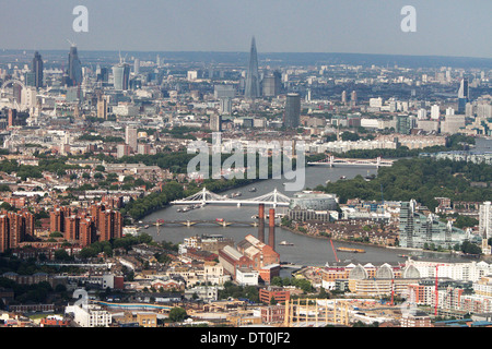 Vista aerea di Londra guardando verso est lungo il fiume Tamigi verso Westminster e la City of London Foto Stock