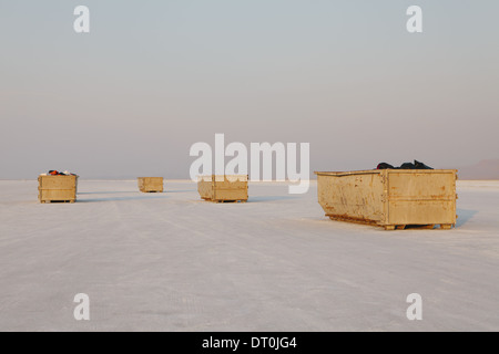 Bonneville Salt Flats in Utah USA giallo contenitori per rifiuti Bonneville distesa di sale Foto Stock