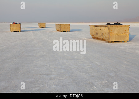 Bonneville Salt Flats in Utah USA grandi contenitori per rifiuti sulle saline al tramonto Foto Stock