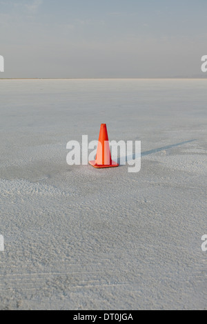 Bonneville Salt Flats in Utah USA il traffico cono su saline durante la settimana della velocità Foto Stock