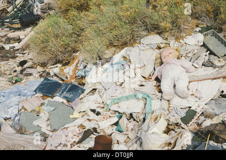 Rifiuti Rifiuti scartati i bambini della carta è la bambola Foto Stock
