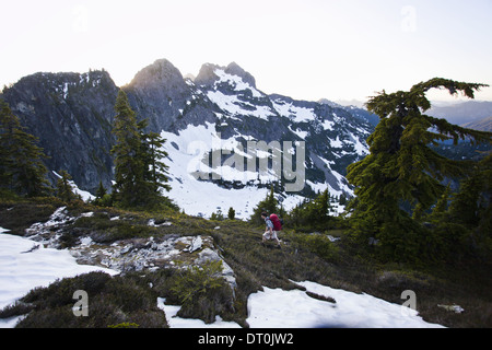 Stato di Washington USA uomo neve escursioni patch Cascades Washington STATI UNITI D'AMERICA Foto Stock