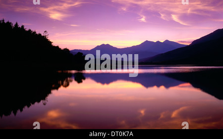 Una serata vista attraverso Llyn Mymbyr verso Snowdon, Galles del Nord, Regno Unito Foto Stock