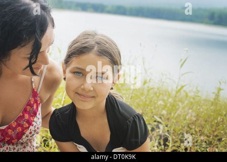 Woodstock New York STATI UNITI D'AMERICA la madre e la figlia in erba lunga dalla riva del lago Foto Stock