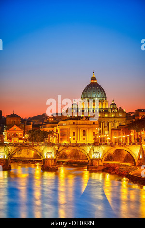 La cattedrale di San Pietro di notte, Roma Foto Stock