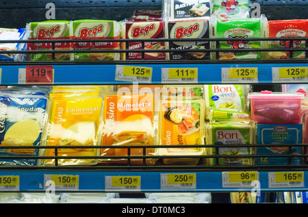 La varietà di formaggi prodotti disponibili sul ripiano del supermercato a Bangkok in Tailandia. Foto Stock