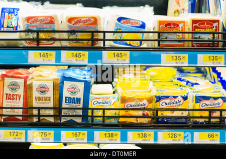 La varietà di formaggi prodotti disponibili sul ripiano del supermercato a Bangkok in Tailandia. Foto Stock