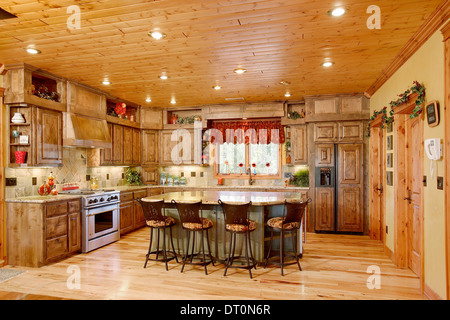 La cucina in un moderno log cabin Foto Stock