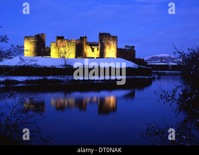 Castello di Caerphilly vista attraverso il fossato di notte in snow Caerphilly South Wales UK Foto Stock