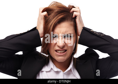 Primo piano di angry imprenditrice tirando fuori i suoi capelli isolati su sfondo bianco Foto Stock