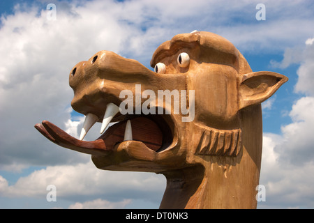 Gigante in legno intagliato draghi in testa su una moderna nave vichinga in un villaggio di zattera gara nel Derbyshire.Inghilterra Foto Stock