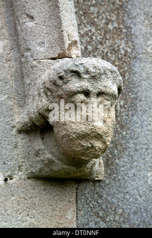 Meteo indossato gargoyle presso la chiesa di San Nicola, Fyfield, Essex Foto Stock