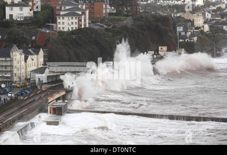 Dawlish, Devon, Regno Unito. 5 febbraio 2014. Grandi onde pastella Dawlish fronte mare ad alta marea di distruggere il treno linea credito: Vicki Gardner/Alamy Live News Foto Stock