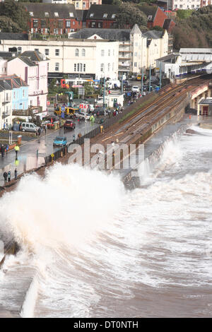 Dawlish, Devon, Regno Unito. 5 febbraio 2014. Grandi onde pastella Dawlish fronte mare ad alta marea di distruggere il treno linea credito: Vicki Gardner/Alamy Live News Foto Stock