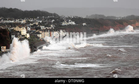 Dawlish, Devon, Regno Unito. 5 febbraio 2014. Grandi onde pastella Dawlish fronte mare ad alta marea di distruggere il treno linea credito: Vicki Gardner/Alamy Live News Foto Stock