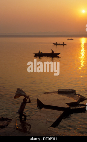 Uomo a lavare i panni del fiume Gange.Varanasi.Uttar Pradesh.India Foto Stock