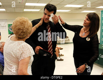 San Pietroburgo, Florida, Stati Uniti d'America. 5 febbraio, 2014. JAMES BORCHUCK | Orari.Un un po' nervoso Corey Martinez, centro è voluto buona fortuna da sua nonna Annette Vargas, a sinistra e a sua madre Michele Martinez, (CQ) diritto, prima firma nazionale giorno attività a Tampa Catholic High School Mercoledì 5 febbraio, 2014. Martinez ha firmato con lo stato della Florida. © James Borchuck/Tampa Bay volte/ZUMAPRESS.com/Alamy Live News Foto Stock