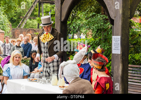 Gli attori di eseguire nella Mad Hatters Tea Party a Blists Hill Città Vittoriano museum Telford Foto Stock