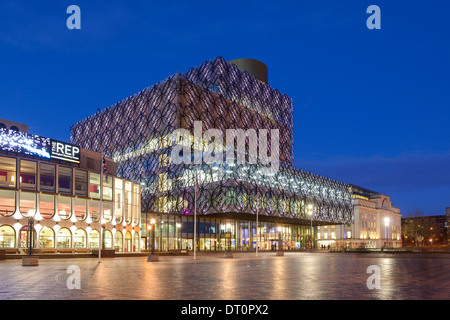 La biblioteca di Birmingham esterno al tramonto Foto Stock