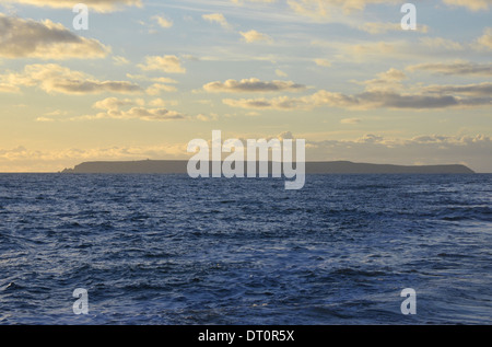 Vista di Lundy Island Da est nel tardo pomeriggio, Devon. Foto Stock