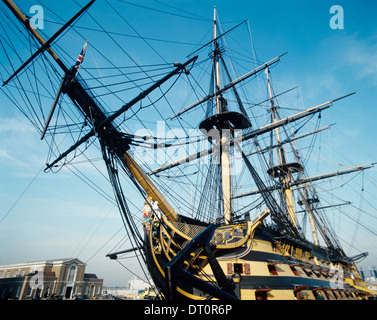 Regno Unito, Inghilterra, Portsmouth Historic Dockyard, HMS Victory, dal lato di dritta con nero e giallo ocra di vernice. Foto Stock