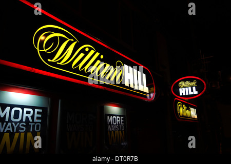 William Hill Scommesse Shop segno illuminata di notte, REGNO UNITO Foto Stock